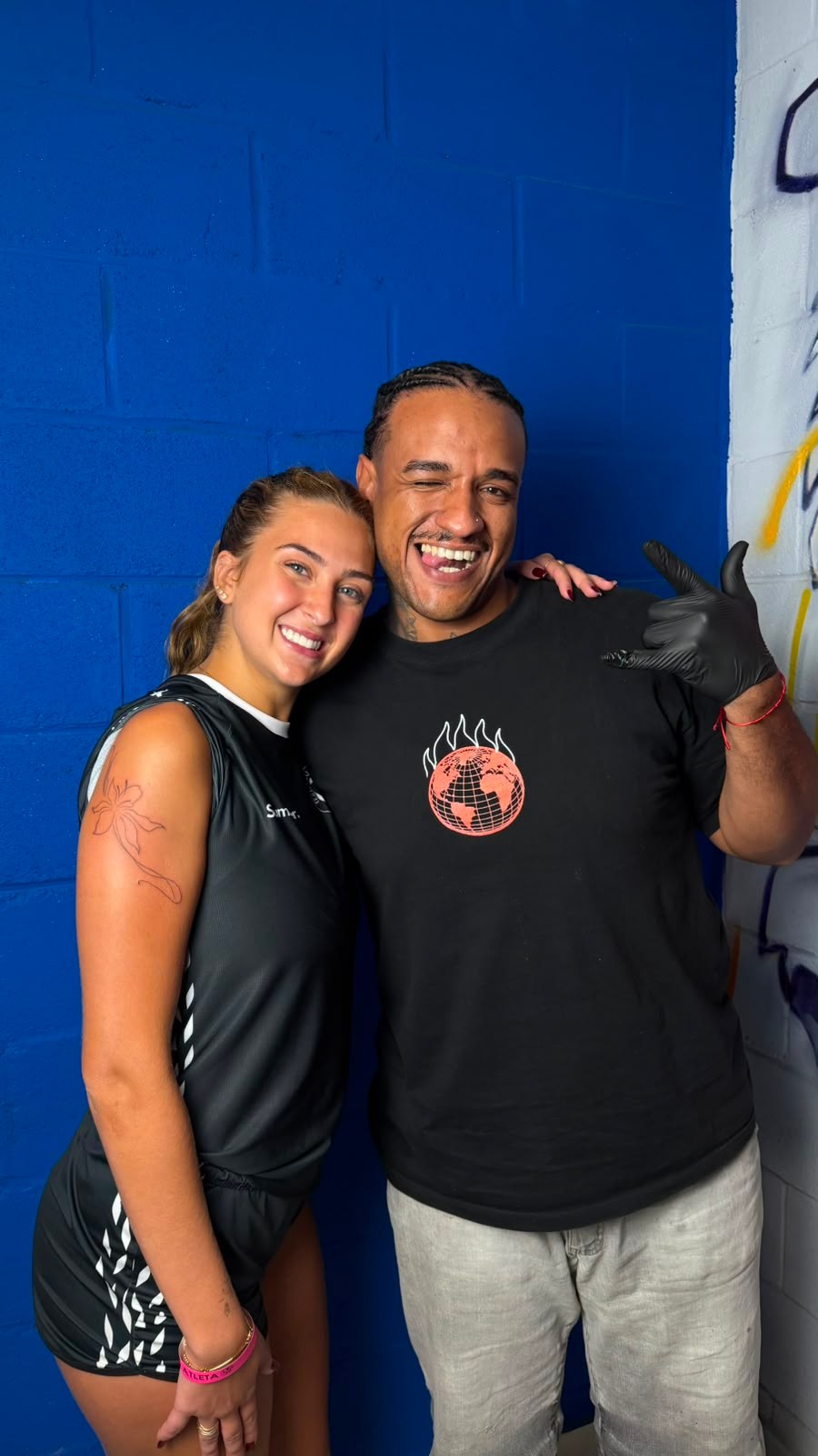Henrique Fiorge com cliente no estúdio após a sessão de tatuagem