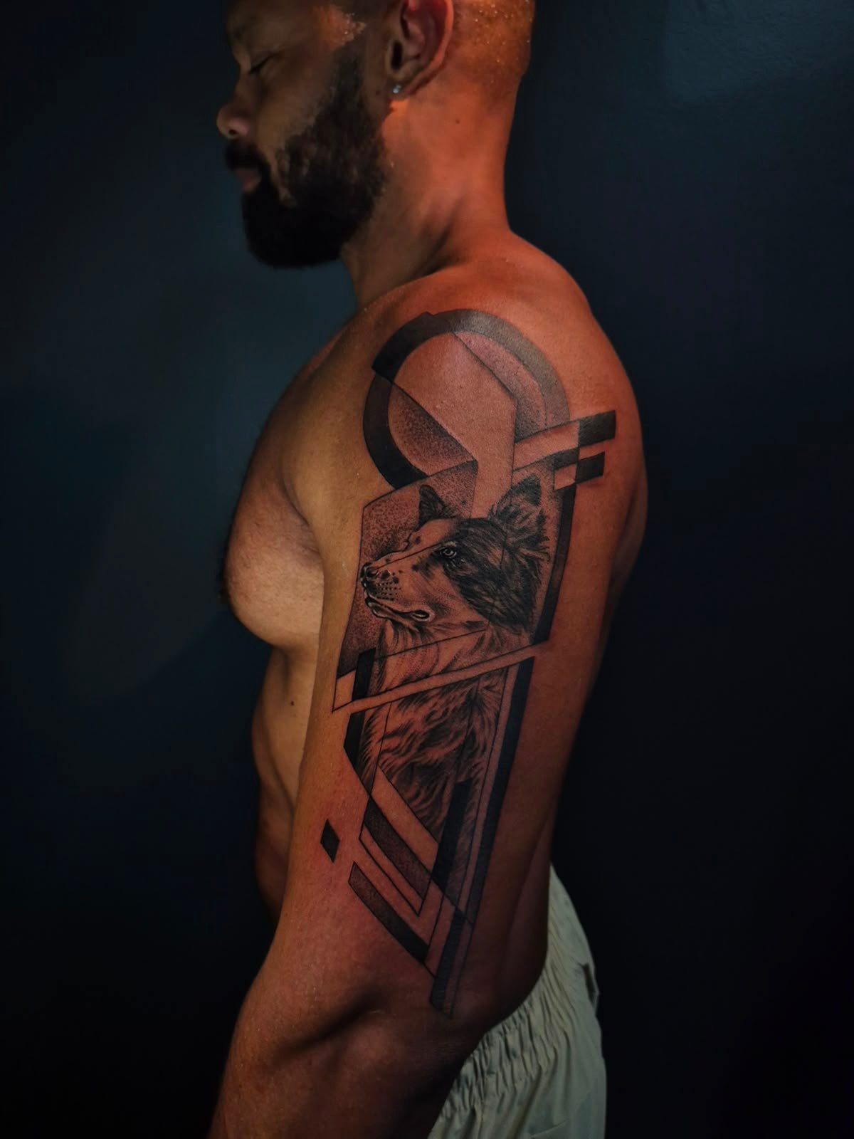 Tatuagem de lobo com formas geométricas no braço