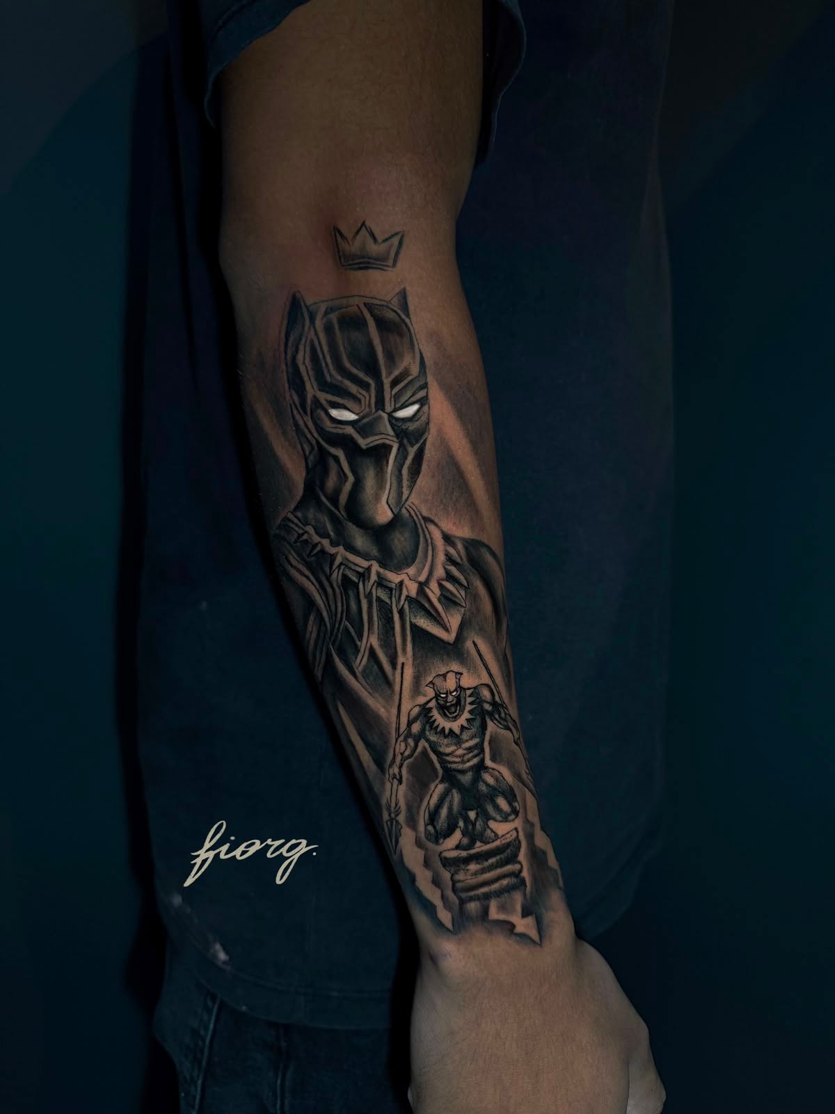 Tatuagem em preto e cinza do Pantera Negra no antebraço